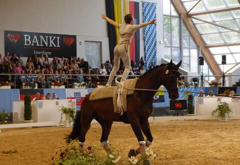 Tom Lehner voltigiert auf Wallach Däumling in München zur Silbermedaille.