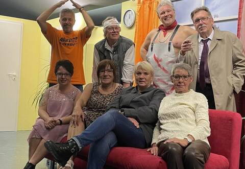 Das Stück „Taxi, Taxi“ spielten Thomas Kraus (von links, stehend), Dieter Klimpke, Peter Buchholz und Werner Hahnke sowie Tanja Reichenbach (von links, sitzend), Birgit Reinhard, Corinna Eisenmann und Marita Maag im vergangenen Jahr.