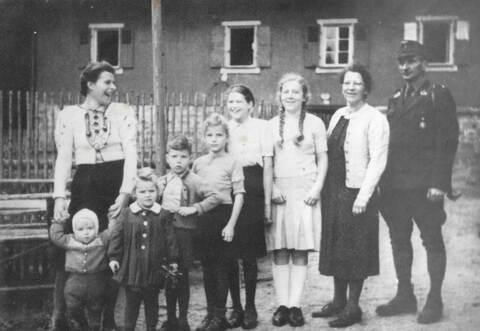 Das Rombach-Massaker überlebten Fritz (Vierter von links) und sein abwesender Vater Max Schultheiß (rechts), während (von links) Hilde Nollenberger (25) mit den Kindern Eberhard (2) und Rotraud (4), Marie-Luise Schultheiß (8), Marta Trautz (16), Margarete Schmitt (14) und Förstersfrau Mina Schultheiß (44) umgebracht wurden.