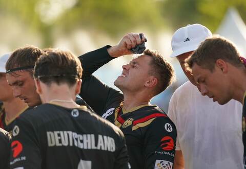 Abkühlung war für Oliver Kraut und Co. wegen der enormen Hitze in Chengdu wichtig.