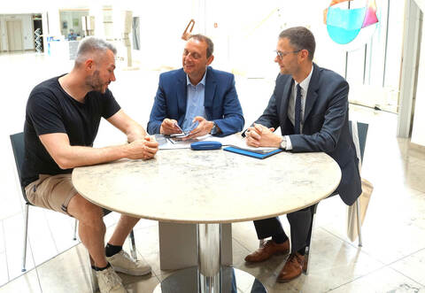 Holger Nickel (von rechts), Dezernent beim Landratsamt Enzkreis, Ulrich Haag,Abteilungsleiter der Sparkasse Pforzheim Calw, und Simon Kern, Geschäftsführer des Vereins „The Justice Project“, im Gespräch über das Schutzhaus.