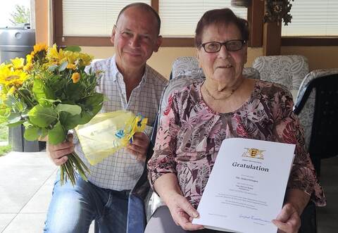 Bürgermeister Stellvertreter Stefan Kunle überbrachte der Jubilarin Gertrud Raible bereits am Freitag die Glückwünsche der Gemeinde.