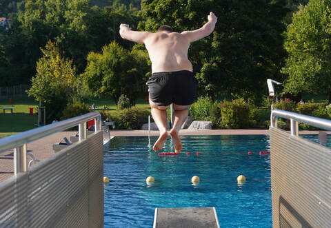 Beim Abspringen vom Ein-Meter-Brett hat jeder Teilnehmer eine andere Technik. Manche strecken die Füße aus, andere winkeln sie an. Die Jury bewertet unter anderem Absprung, Technik und Körperhaltung.