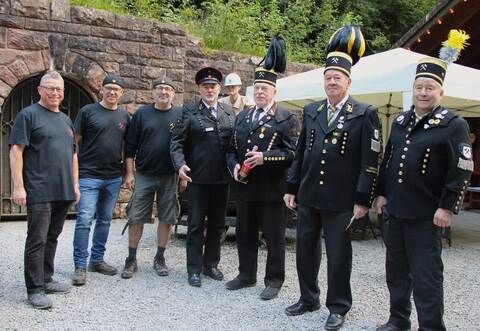Eine Abordnung des Landesverbands der Bergmannsvereine gratuliert zum 40-jährigen Bestehen des Neuenbürger Besucherbergwerks.