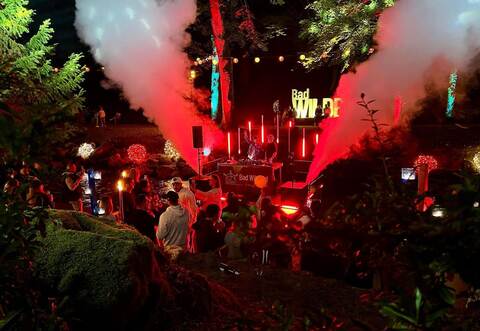 Tanzen und Abfeiern direkt an der Enz: Zu DJ-Sounds verwandelt sich der ansonsten eher stille Park in eine Partymeile.