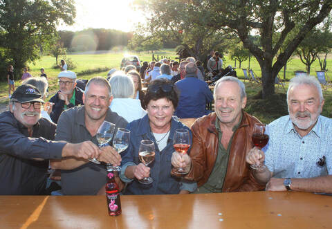 Prosit mit Sternenfelser Wein bei der Mallorca Party der Weingärtnergenossenschaft Sternenfels sagen Klaus Jüngling, Stefan Exner, Sonja Haag, Wolfgang Stammler und Walter Haag (von links).
