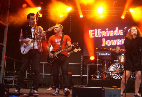 Die kraftvolle Stimme von Sängerin Alyscha Luz prägt die Musik von „Elfriede’s Journey“.