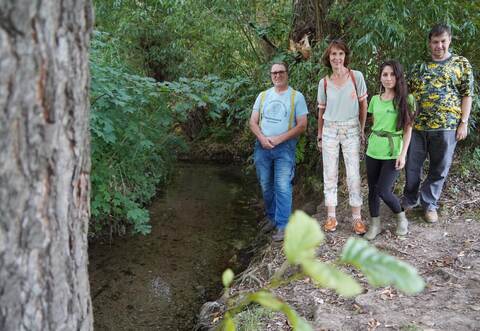 Harry Faaß, Monika Ruthardt, Liss Hoffmann und Volker Molthan (von links) stehen an einer der wenigen Stellen, an denen man außerorts freien Zugang zum Kämpfelbach hat. Vielerorts ist er mit Bäumen und Sträuchern bewachsen.