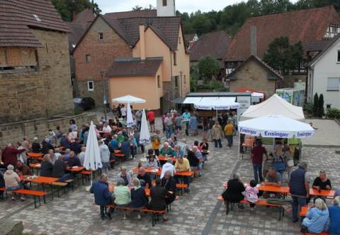 Gemütliche Atmosphäre: 2022 von Bundestagspräsidentin Bärbel Bas eingeweiht, ist der neu gestaltete Backhausplatz in der Ortsmitte der Treffpunkt für die Gäste aus nah und fern an diesem Sommerabend.