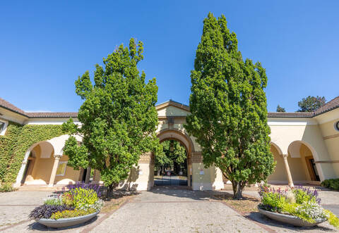 Die Pforte des Pforzheimer Hauptfriedhofs ist ein symbolträchtiges Gebäude – und auch Tor zu einem Aspekt des Lebens, mit dem sich viele Menschen eher ungern beschäftigen: dem Tod.