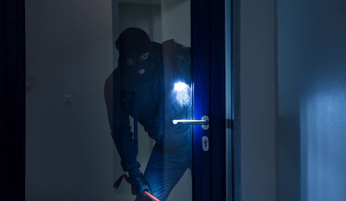 Ein der Polizei bislang unbekannter Täter hat am Dienstagmorgen gegen 5 Uhr versucht, in ein Wohnanwesen im Falkenweg in Ötisheim einzubrechen.