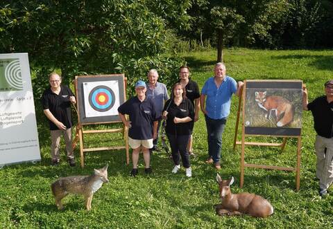 Erfolge feiern die Steiner Schützen längst auch im Bogensport, sehr zur Freude von Schützenmeister Uwe Weiss (Zweiter von rechts), der den Verein mit seinen Vorstandskollegen gut aufgestellt sieht.