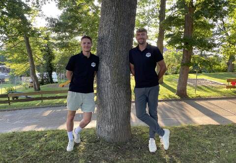 Eric Kretzschmar (2. Vorstand, links) und Eric Heinkel (1. Vorstand) von denWaldrennacher Heimatfreunden an einer der Eichen, unter denen am 30. Augustwieder das Eichwaldfest gefeiert wird.