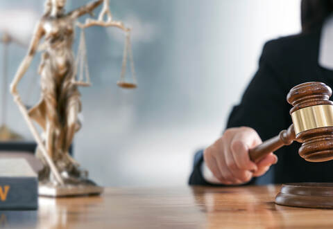 Angeklagt war ein 38-jähriger Deutscher aus dem östlichen Enzkreis, der in wirtschaftlich geordneten Verhältnissen lebt, ohne Drogenerfahrung ist und erfolgreich im Berufsleben steht.