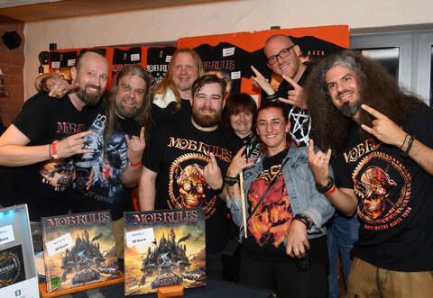Hoch die Pommesgabeln: Mob Rules um Frontmann Klaus Dirks (links) werfen sich gut gelaunt mit ihren Fans für Erinnerungsfotos in Pose.