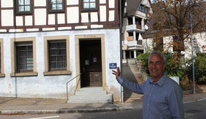 Das alte Lomersheimer Rathaus wird verkauft. Das freut den Lomersheimer OB-Kandidaten Ulrich Hagenbuch.
