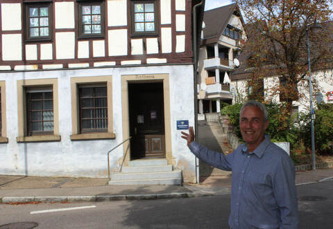 Das alte Lomersheimer Rathaus wird verkauft. Das freut den Lomersheimer OB-Kandidaten Ulrich Hagenbuch.