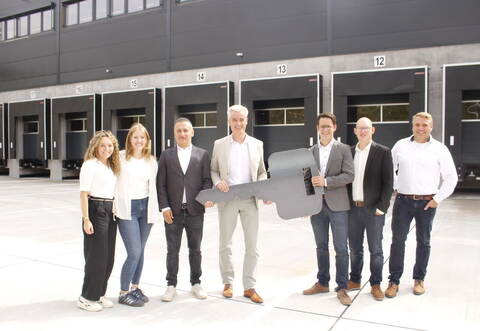 An den Laderampen für die Lkws (von links): Katharina Kary und Alica Götz (Bauleitung), Dogan Bozkirac, Wolfgang Speer (beide Lang&Cie., Frankfurt), Kersten Johann, Janis Diel und Jonas Dörfer (alle drei Baufirma Köster, Osnabrück).