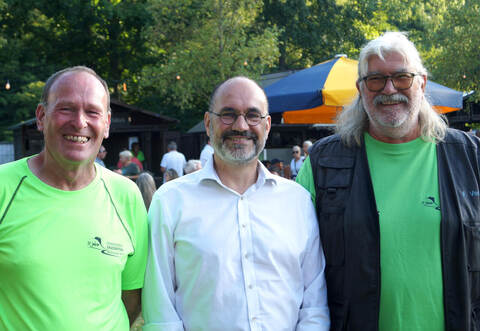 Viele fröhliche Gesichter: Organisator Rolf Watzal (von links), Armin Dauner, Bürgermeister und Vorsitzender des Enzgärten-Fördervereins, und Frank Veith freuen sich über den enormen Zuspruch bei den diesjährigen SommerevEnz.