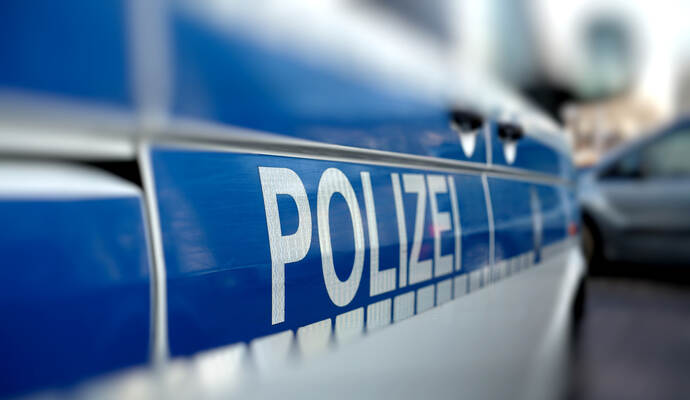 Die Spaziergängerin konnte in ihr Auto flüchten und die Polizei alarmieren.