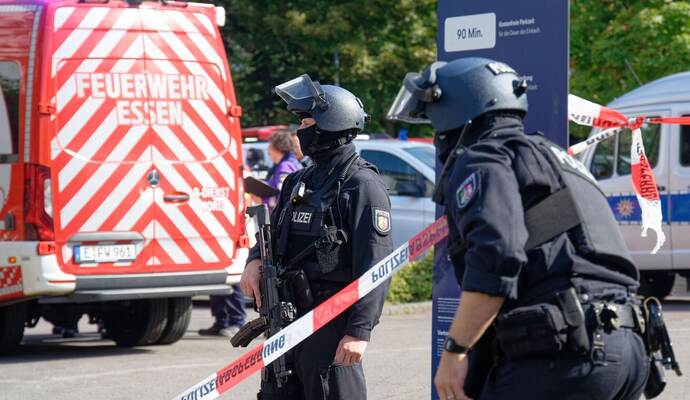 Polizeieinsatz an Berufskolleg in Essen - Lehrkraft verletzt Polizeieinsatz an Berufskolleg in Essen - Lehrkraft verletzt