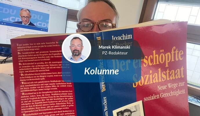 PZ-Redakteur Marek Klimanski blättert im Buch von Joachim Becker. Der damalige Pforzheimer OB formulierte den Sozialstaats-Satz des heutigen Bundeskanzlers bereits 1994. PZ-Redakteur Marek Klimanski blättert im Buch von Joachim Becker. Der damalige Pforzheimer OB formulierte den Sozialstaats-Satz des heutigen Bundeskanzlers bereits 1994.
