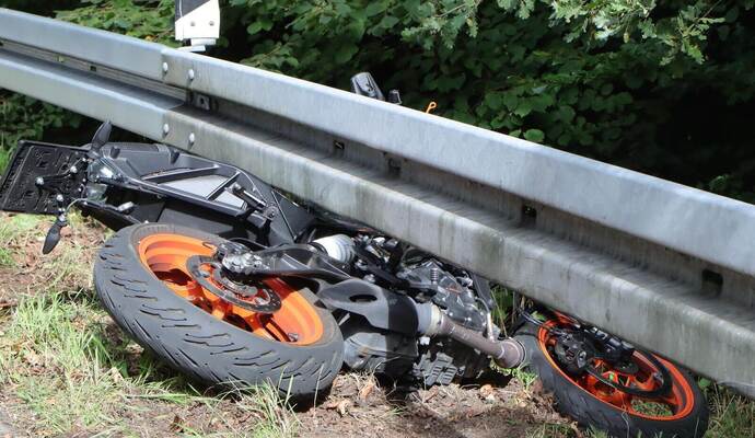 Das Motorrad rutscht bei Steinegg unter die Leitplanke. Foto: Georg Kost Das Motorrad rutscht bei Steinegg unter die Leitplanke.