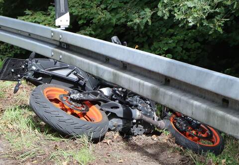 Das Motorrad rutscht bei Steinegg unter die Leitplanke.
