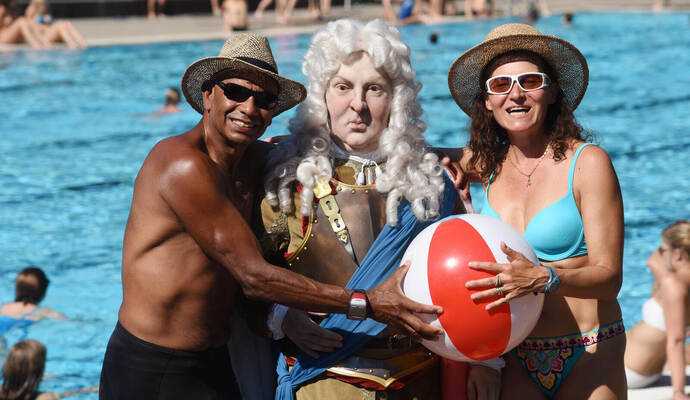 Karl Wilhelm geht auch gerne ins Freibad in Rüppurr. ARTIS-Uli Deck// 03.08.2015 Badisches Landesmuseum Karlsruhe, Figur von Markgraf Karl Wilhelm von Baden im Freibad Rueppurr