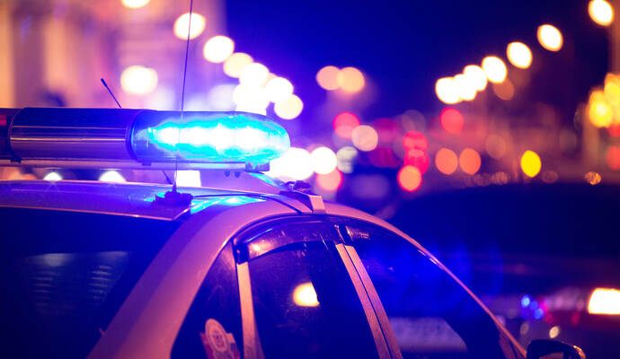 Ein 16-jähriger Motorradfahrer ist am Samstagabend in Huchenfeld von einer Autofahrerin übersehen und leicht verletzt worden.
