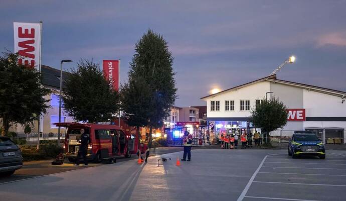 Zwei Schwerverletzte bei Einsturz von Supermarktdach Zwei Schwerverletzte bei Einsturz von Supermarktdach