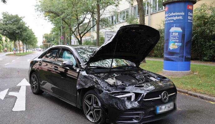 Eine Mercedes-A-Klasse wird bei dem Unfall beschädigt. Eine Mercedes-A-Klasse wird bei dem Unfall beschädigt.
