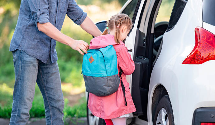 Immer mehr Kinder werden von ihren Eltern an der Schule abgeholt. Dabei entstehen gefährliche Situationen. Dad Picks Up Little Daughter From School And Helps Her Get In Car