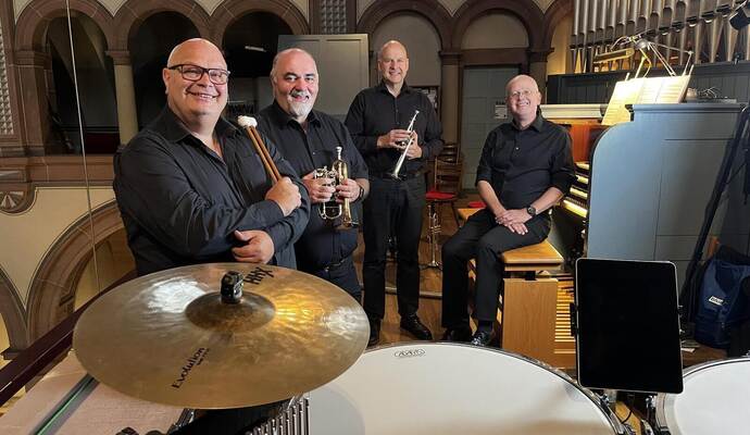 Holger Müller (Schlagzeug), Franz Tröster und Markus Privat (Trompeten) sowie Organist Diethard Stephan Haupt schlossen den Pforzheimer Orgelsommer mit einem fulminanten Konzert ab (von links).