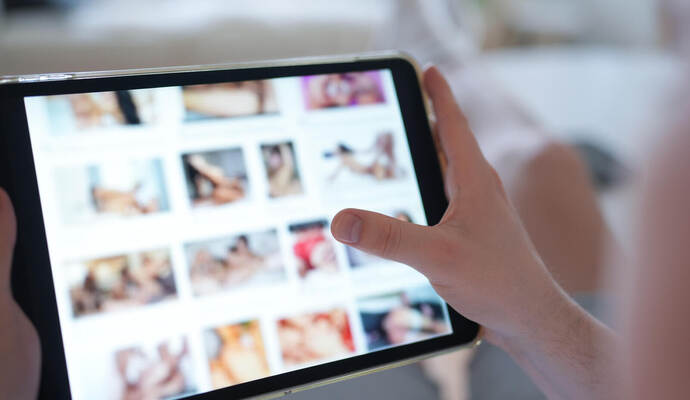 Durch Drogen zur Pornosucht? Auf dem Computer des Angeklagten wurden auch Kinderpornos gefunden. picture alliance | Marcus Brand Pornografie im Internet