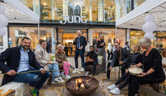 Stockbrot überm offenen Feuer inmitten der Fußgängerzone: Die pfiffigen Aktionen der Geschäftsleute beim ersten „Herbstglühen“ m Herbstglühen 2024 Innenstadt