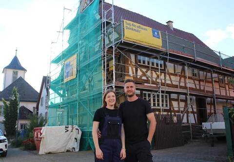 Inmitten der Kleinen Kirchstraße in Wilferdingen haben Jessica und Patrick Brückel Großes vor: Sie sanieren das 1705 erbaute Fachwerkhaus ihrer Familie.
