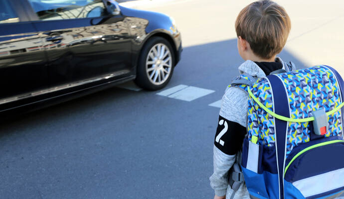 Zurückhaltend äußerte sich Landrat Bastian Rosenau zur Anfrage über die Optionen zur Ausweisung von Schulstraßen und Schulzonen, so die CDU-Mitteilung. Zurückhaltend äußerte sich Landrat Bastian Rosenau zur Anfrage über die Optionen zur Ausweisung von Schulstraßen und Schulzonen, so die CDU-Mitteilung.