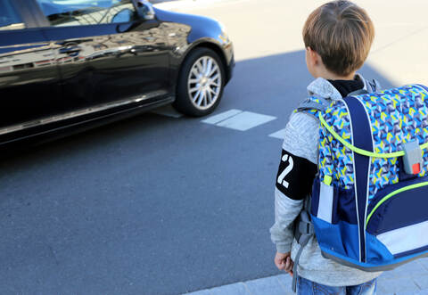 Zurückhaltend äußerte sich Landrat Bastian Rosenau zur Anfrage über die Optionen zur Ausweisung von Schulstraßen und Schulzonen, so die CDU-Mitteilung.