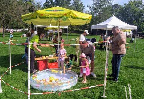 Buntes Treiben an fantasievollen Stationen bei bestem Wetter.