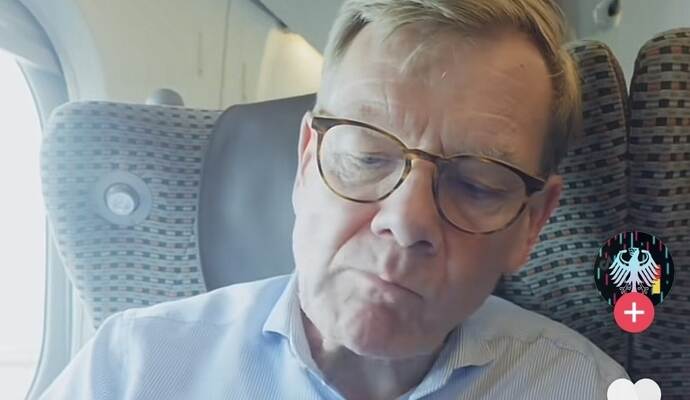 Und wie schmeckt’s? Außenminister Johann Wadephul (CDU) testet im Internet Snacks. Screenshot: Tiktok/@aussenpolitik Und wie schmeckt’s? Außenminister Johann Wadephul (CDU) testet im Internet Snacks.