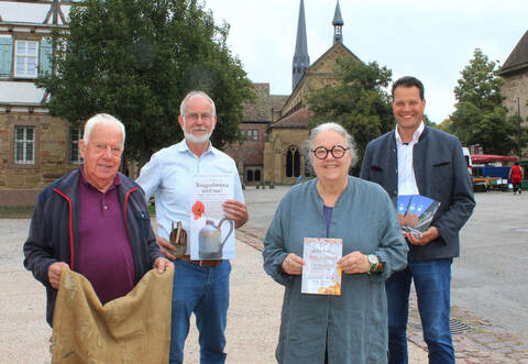 Über den Maulbronner Kräuter- und Erntemarkt am Samstag und Sonntag und das Schafhoffest am 14. September freuen sich vom GHV Kurt Haas und Peter Krüger, Kräuterhexe Gabriele Bickel und Bürgermeister Aaron Treut (von links).