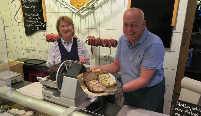 Gut gelaunt: Siegfried und Christina Schönthaler präsentieren eine Auswahl ihrer erfolgreichen Spezialitäten. Foto: Marx Gut gelaunt: Siegfried und Christina Schönthaler präsentieren eine Auswahl ihrer erfolgreichen Spezialitäten.