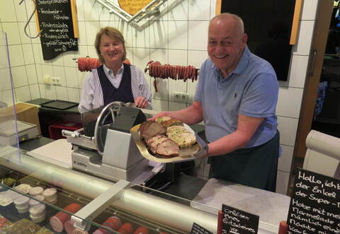 Gut gelaunt: Siegfried und Christina Schönthaler präsentieren eine Auswahl ihrer erfolgreichen Spezialitäten.
