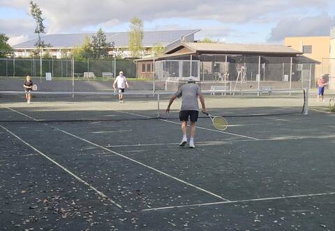 Drei Tennisplätze und ein Clubheim, das 1980 eingeweiht wurde, nennt der Tennisclub Neuhausen sein Eigen. Die Plätze sollen noch 2025 saniert werden.