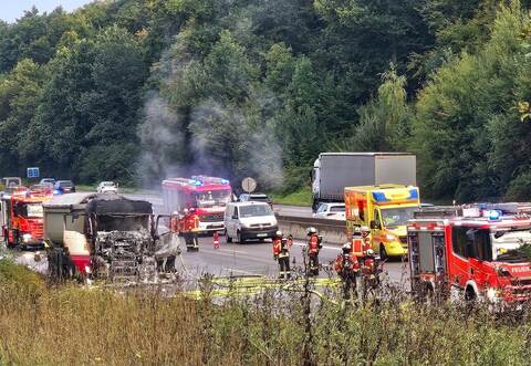 Die Lkw-Fahrerin konnte sich unverletzt aus dem brennenden Fahrzeug retten.