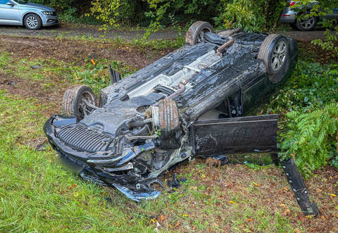 Der Fahrer des Mercedes ist bei dem Unfall schwer verletzt worden.