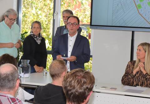 Für einen reibungslosen Ablauf der Verlosung der Bauplätze sorgen unter Aufsicht von Bürgermeisterin Sabine Wagner (rechts) die Gemeinderäte Matthias Butz (von links), Annette Rabe, Hartmut Lutz und Martin Volz.