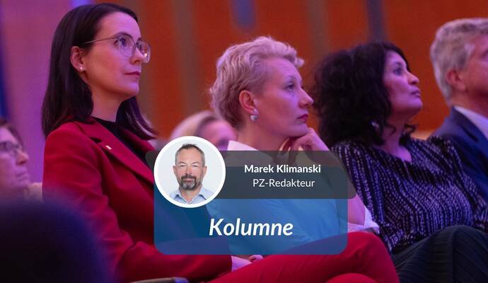 Die SPD-Stadträtinnen Annkathrin Wulff (links), Johanna Kirsch sowie ihre bündnisgrüne Kollegin Sunita Vimal wirken, nunja, nicht restlos überzeugt.
