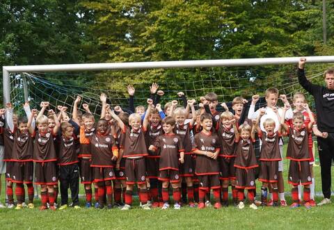 Fast 30 Kinder im Alter von sechs bis zwölf Jahren haben am Fußballcamp des Bundesligisten FC Sankt Pauli in Waldrennachteilgenommen. Roller